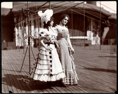 Deux actrices en costume répétant sur le toit du probable New York Theatre, New York, 1900 - Byron Company
